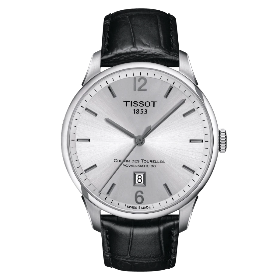 Dit Tissot Chemin des Tourelles horloge heeft een zilveren roestvrijstalen kast met een zwarte leren band, en een datumaanduiding op 6 uur. Het is waterbestendig tot 50 meter en heeft een automatisch uurwerk. Draag het casual overdag of formeel 's avonds voor een klassieke uitstraling. Dit horloge is een tijdloze toevoeging aan elke collectie.