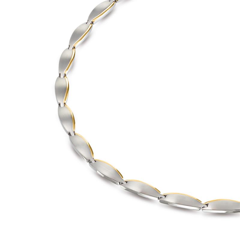Deze gematteerde ketting van Boccia Titanium heeft glanzende en goudkleurige accenten. De ketting is 45cm lang.