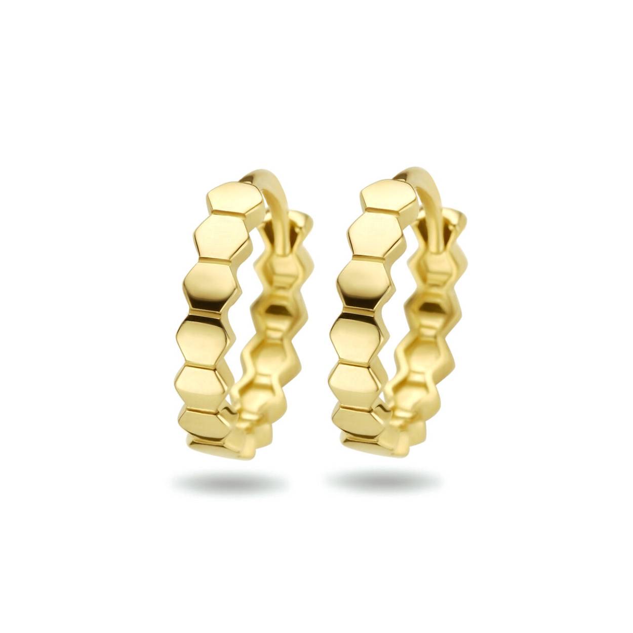 14k Geelgouden klapoorringen uitgevoerd met zeshoeken. De oorringen hebben een diameter van 12mm en een dikte van 2.5mm.
