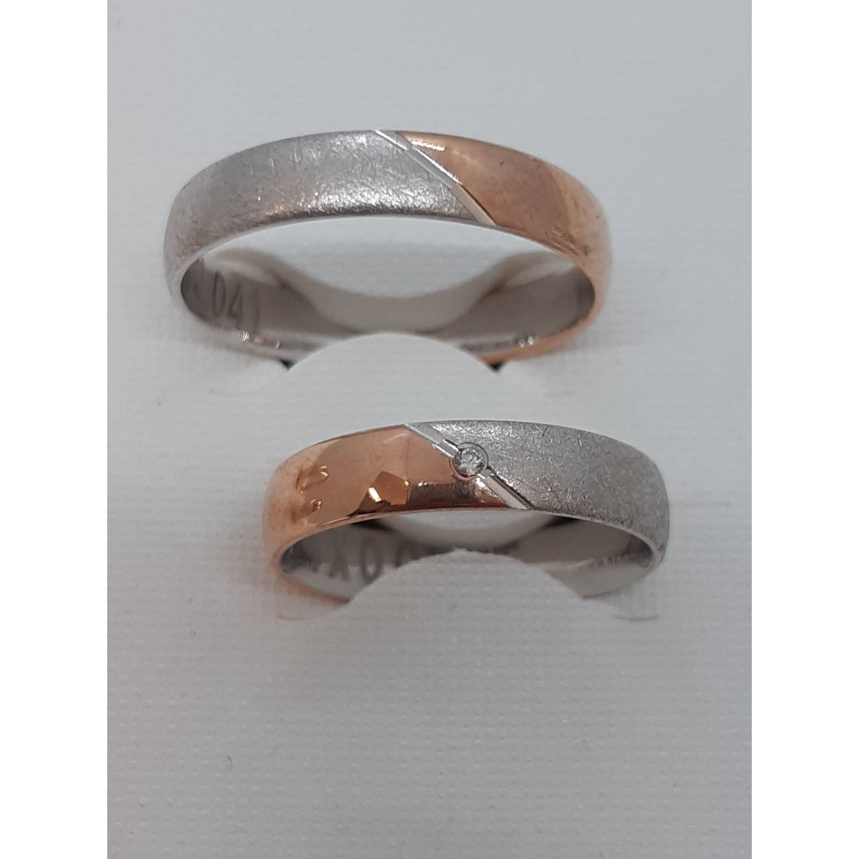 Mogelijk verschillende kleuren, Geelgoud, Witgoud, Rosé en ook zilver. Glans&matt  naar u keuze de prijs per paar