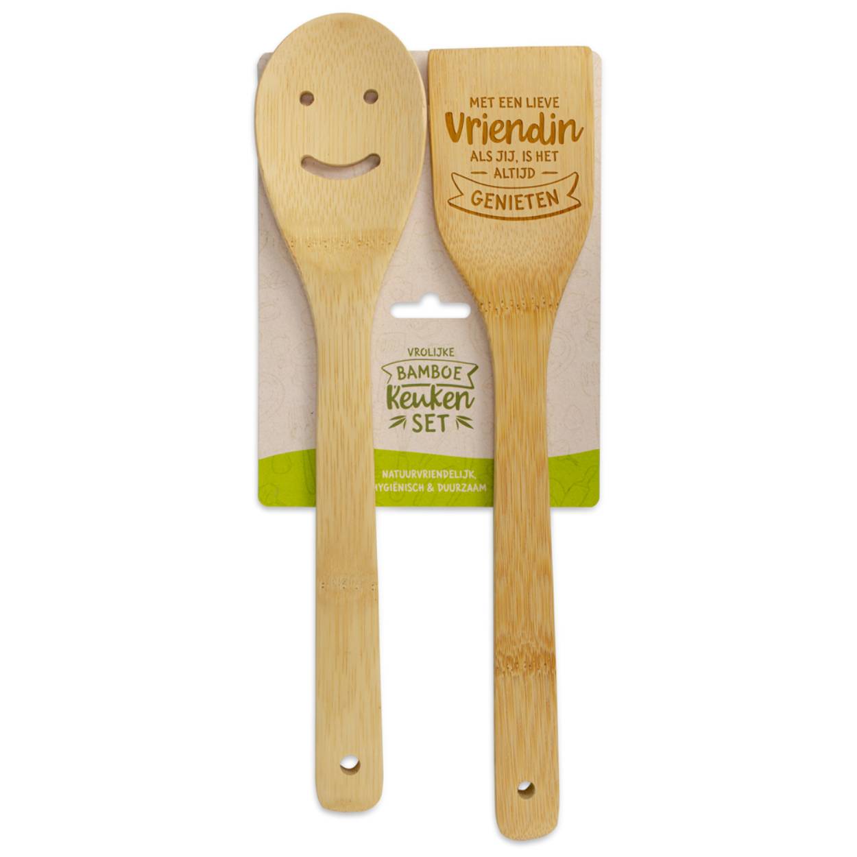 De spatel en lepel in de keukenset van uw keukengerei groothandel, zijn gemaakt van stevig, duurzaam bamboe. De keukenset is daarmee dus een 100% natuurproduct. Dit betekent dat elke spatel en lepel uniek zijn in kleur en tekst. De keukensets die u van uw keukengerei groothandel ontvangt, kunnen dus enigszins afwijken van de foto’s die u op onze website en in onze webshop ziet.