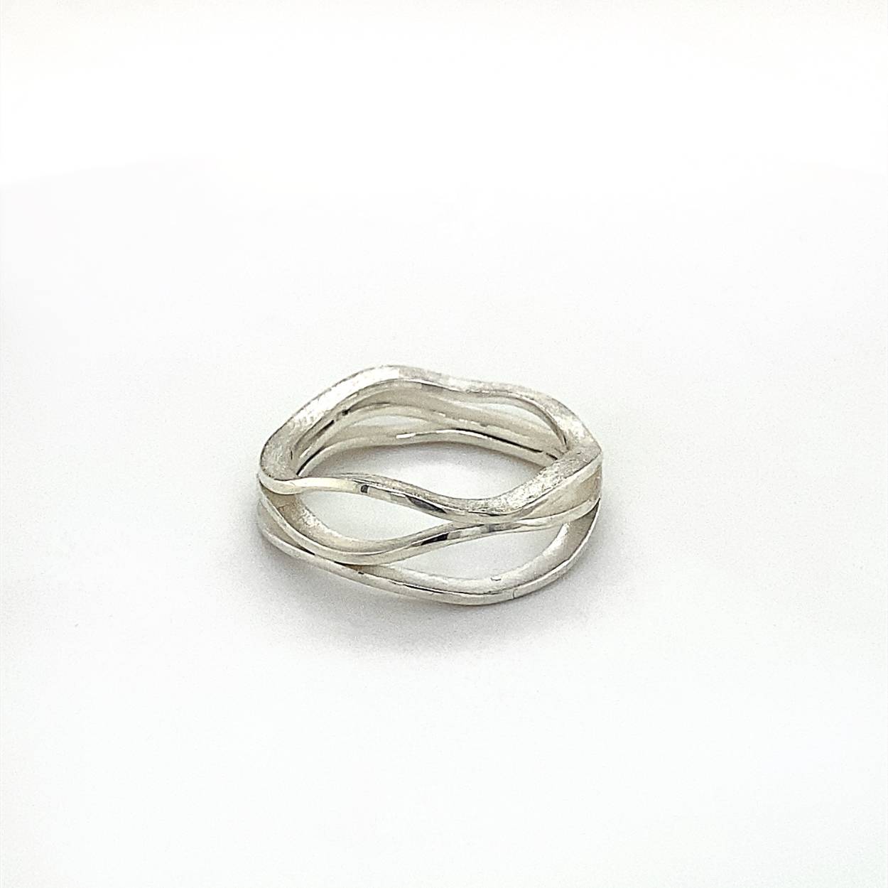 Zilveren ring uit eigen atelier van de collectie "Waves"