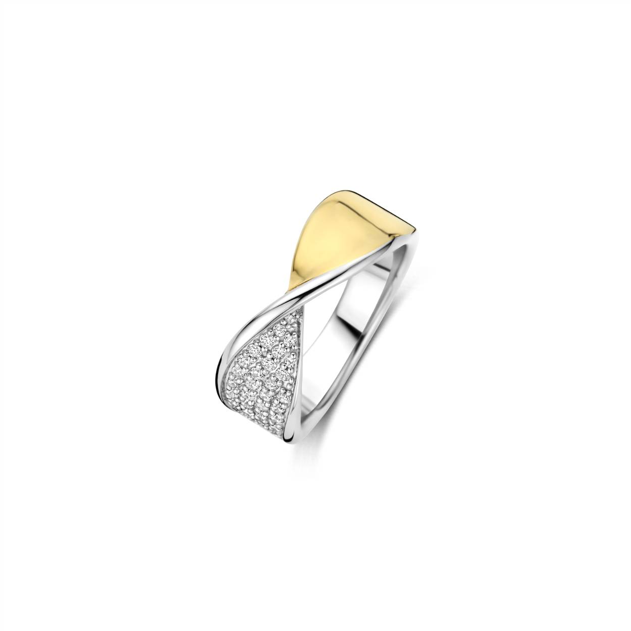 Maak een strak statement met deze TI SENTO goudkleurig vergulde zilveren ring 12393ZY. Vervaardigd uit 925 sterling zilver, wikkelt dit sculpturale design zich in een gedurfde twist om de vinger: de ene helft goudkleurig verguld, de andere helft platinakleurig verguld en pavé-gezet met briljant geslepen witte cubic zirconia. De diagonale lijn tussen glans en schittering creëert een dynamisch samenspel van contrast en beweging, perfect voor wie houdt van verfijnde impact. Draag hem solo als eyecatcher, of combineer hem met minimalistische ringen voor een moderne gelaagde look. Nikkelvrij en hypoallergeen, deze ring biedt blijvend comfort en een elegante afwerking bij elke gelegenheid.