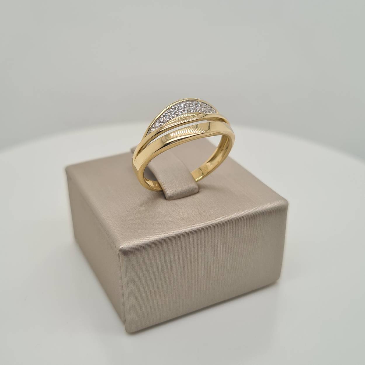 Prachtige 14krt gouden ring met zirkonia. 

Deze ring is maat 56 (17 3/4), heeft u interesse in een andere maat? Neem dan contact met ons op