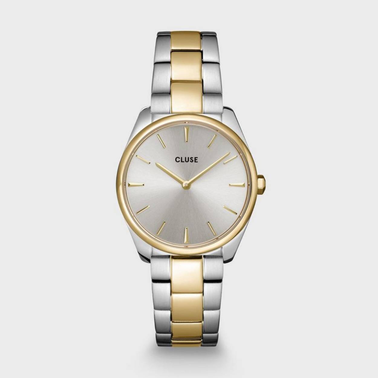 Minder groot, maar niet minder mooi. Dit Féroce Petite Steel-horloge voor dames in twee kleuren zal je vergezellen tijdens al je dagelijkse avonturen en schitterende gelegenheden. Dankzij de zilver- en goudkleurige kast van 31,55 mm past deze kleine schat perfect bij elke pols en elke stijl. Om een elegant gevoel te creëren, gingen we nog een stap verder en ontwierpen deze opmerkelijke schoonheid met een schakelband die de kleuren zilver en goud combineert. Let op: dit uurwerk is een echte eyecatcher die garant staat voor complimentjes! Wij raden je aan om aanpassingen aan dit bandje door je lokale juwelier te laten doen.