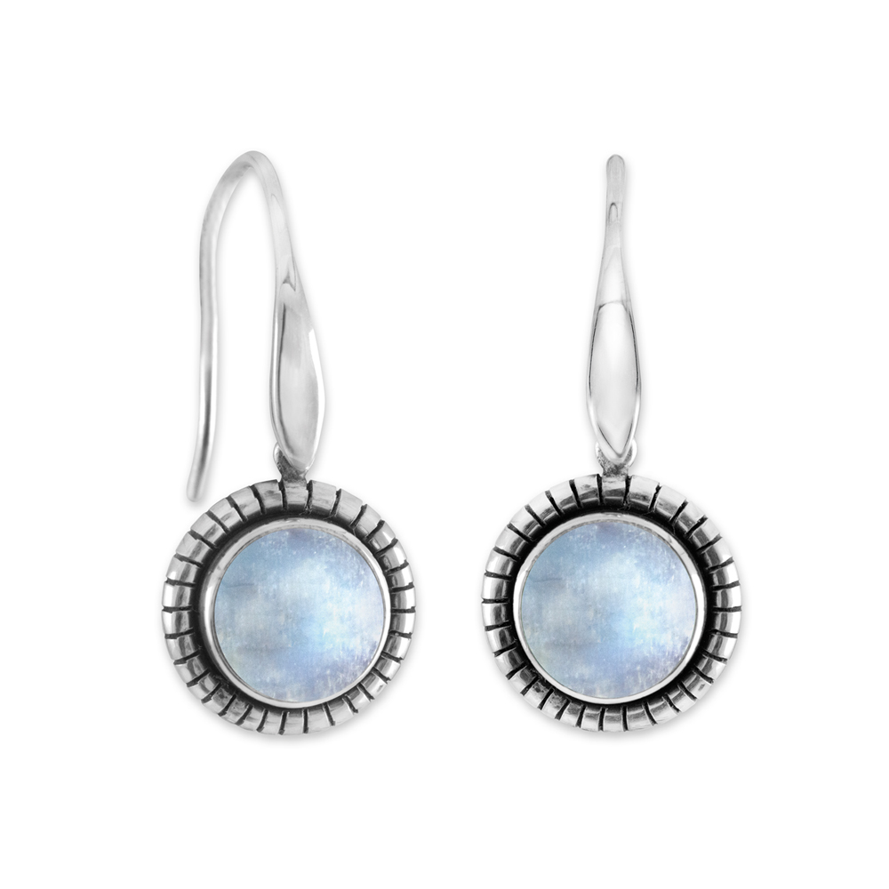 Deze sterling zilveren oorbellen hebben een 8 mm maansteen.