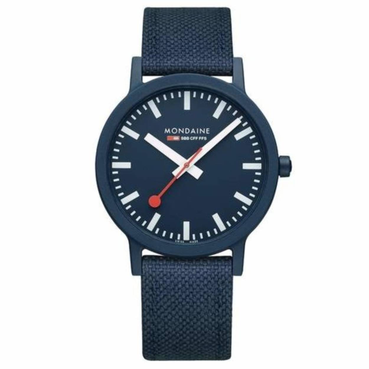 Mondaine - MS1.41140.LD - Essence
Dit design horloge uit de Mondaine Essence serie is vervaardigd uit duurzame grondstoffen. Mondaine slaat met deze serie een weg in van een merk dat milieubewust met grondstoffen omgaat en een belangrijk deel van haar product biologisch afbreekbaar maakt.  
Het horloge heeft vlak gehard mineraalglas en een blauwe horlogekast met een kastdiameter van 41mm. Bij de Essence serie wordt de horlogekast niet meer gemaakt van RVS, maar uit olie/hars gewonnen  zaden van de Ricinus communis L (wonderboom). De band van het horloge is van kurk en textiel dat gemaakt is van gerecyclede petflessen.
Het horloge is voor 71% geproduceerd is met gebruikte materialen.

HET MERK
The Official Swiss Railway Watch. Gebaseerd op de officiële stationsklok van de Zwitserse spoorwegen, is 30 jaar geleden de horlogelijn onder het merk Mondaine opgezet. Zwitserse kwaliteitsuurwerken, net zo punctueel als de Zwitserse treinen. Een echte design klassieker met een unieke wijzerplaat, en de wereldberoemde rode secondewijzer met bolletje. Herkenbaar uit duizenden.

SPECIFICATIES
- Gehard mineraalglas
- Strakke ronde kastvorm, Ø 41mm 
- Blauwe uit olie/hars gewonnen uit zaden van de Ricinus communis L (wonderboom) horlogekast
- Blauwe wijzerplaat van de originele stationsklok
- Blauwe horlogeband van kurk en gerecycled textiel
- Swiss Made