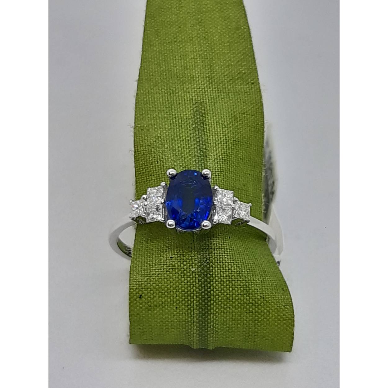 De diamant ring met modelnummer BREA-0002818 heeft een elegant ontwerp met 6 diamanten (princess cut, F-kleur, SI1-zuiverheid) en een saffier. Gemaakt van 14kt witgoud en een glanzende afwerking. Draag dit juweeltje op maat 54 voor speciale gelegenheden of voeg een vleugje luxe toe aan je dagelijkse look! Perfect voor elke gelegenheid.