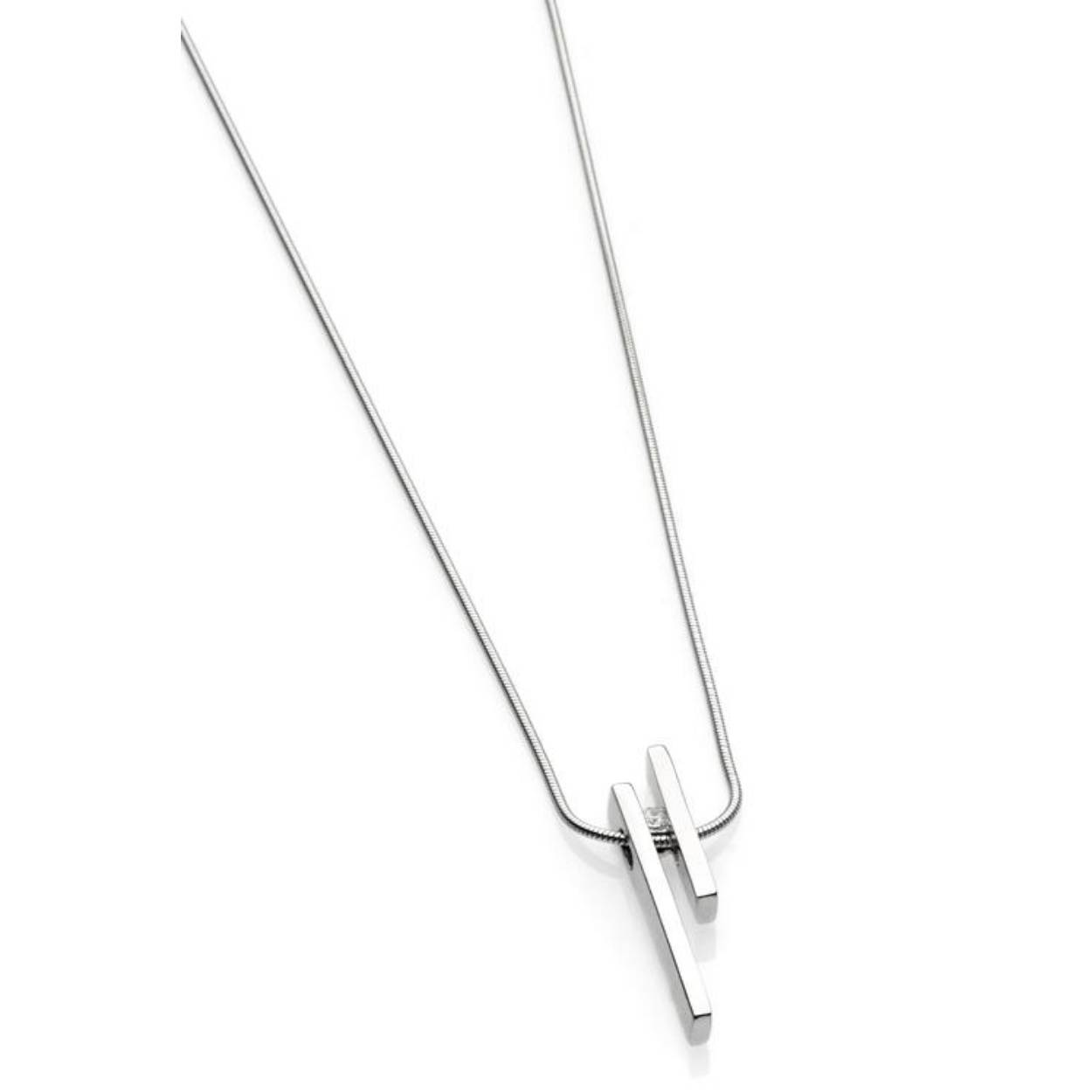 Deze elegante ketting heeft 2 staafjes met een zirkonia ertussen. De ketting is 43 cm lang en is volledig zilver.
