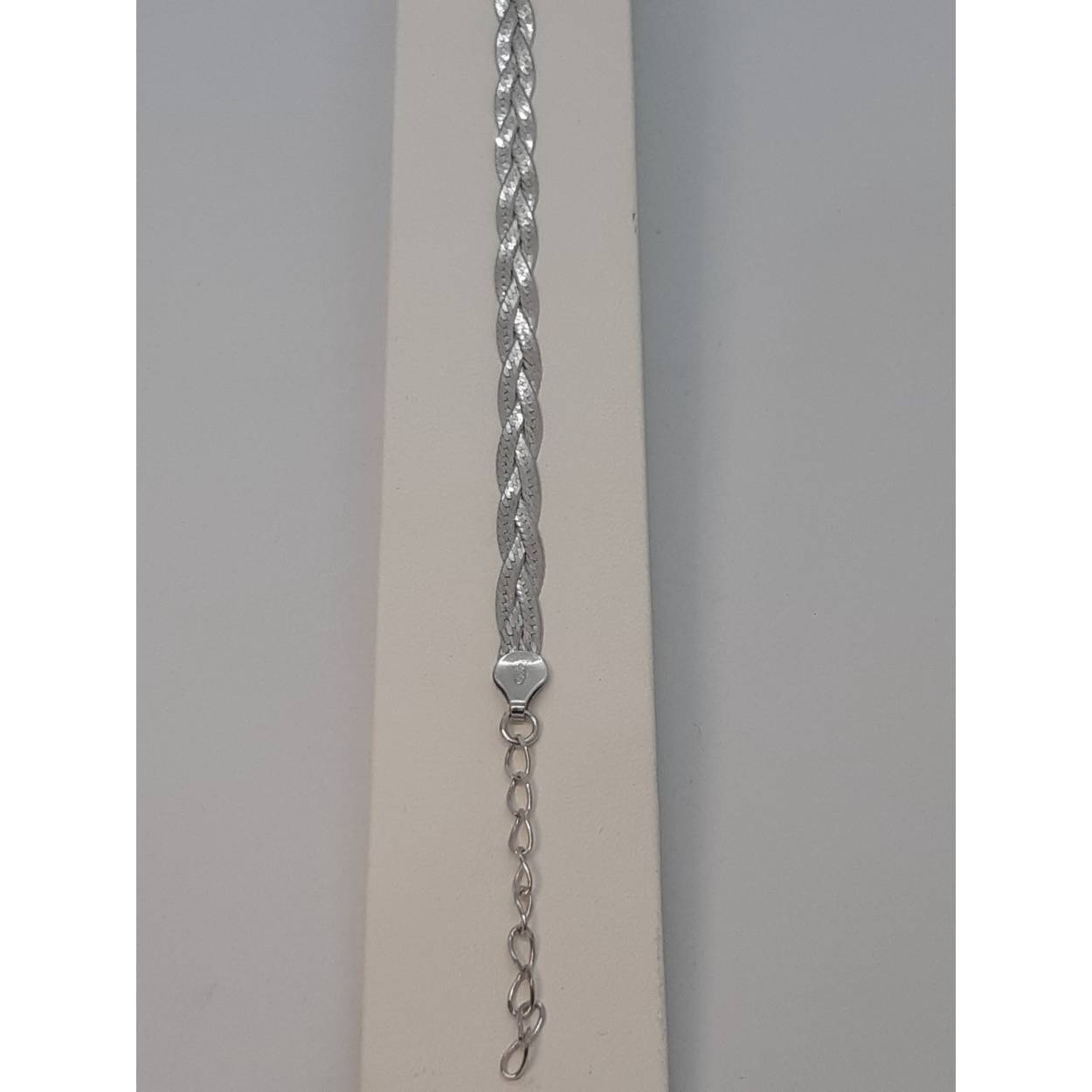 De zilveren damesarmband BREA-000444, vervaardigd van 925 sterling zilver, straalt elegantie uit met zijn gepolijste glans. De armband heeft een verfijnde witte kleur en een comfortabele maat van 19 cm. Perfect voor zowel dagelijkse als speciale gelegenheden. Draag hem solo voor een subtiele touch of combineer met andere sieraden voor een gedurfde look.