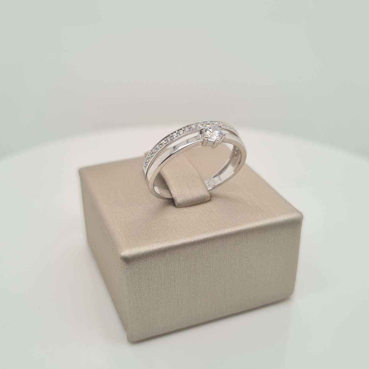 Prachtige 14krt witgouden ring met zirkonia. 

Deze ring is maat 56, heeft u interesse in een andere maat? Neem dan contact met ons op