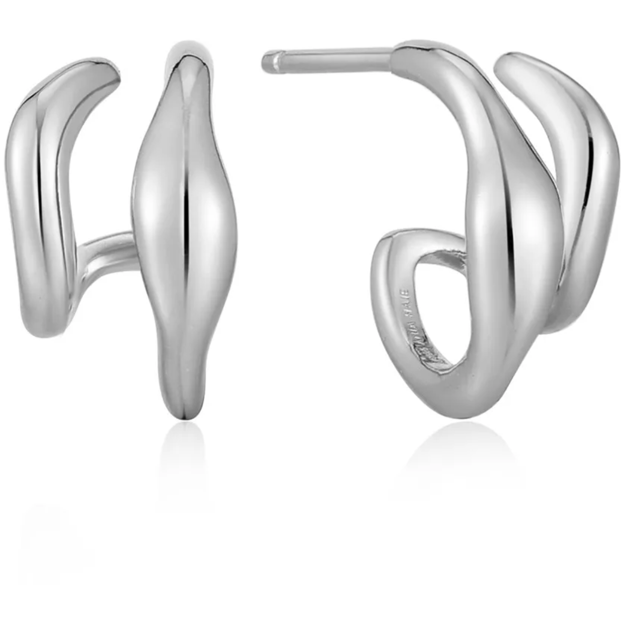 Zilveren fantasie oorstekers met een dubbele ring, van het merk Ania Haie. Van de collectie 'Making waves'. Het sieraad is geïnspireerd door de vloeiende bewegingen van stromend water.
