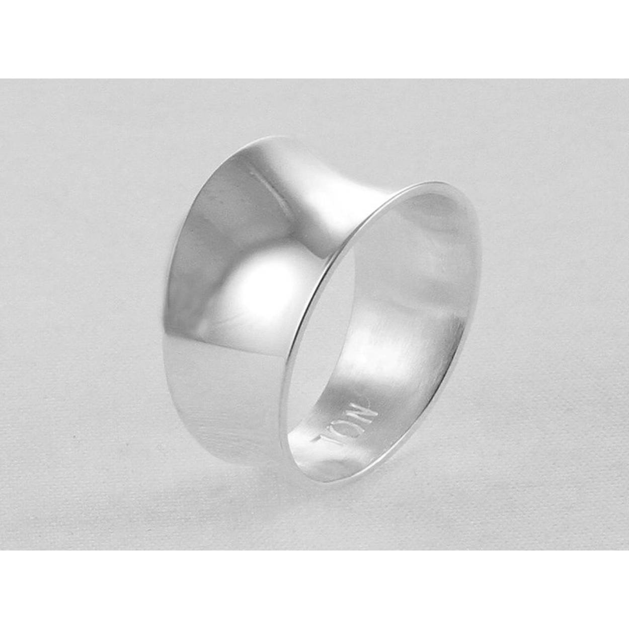 Prachtige Zilveren Ring van het merk N(  )L, Een gegarandeerd handgesmeed Sieraad van Nederlandse bodem ontworpen door Jean Jacques Smeijsters. 

uitsluitend gemaakt van gerecycled edelmetaal en voorzien van het Zilver en of Goud keurmerk. Zowel het sieraad als de verpakking dragen bij aan een duurzamere wereld.