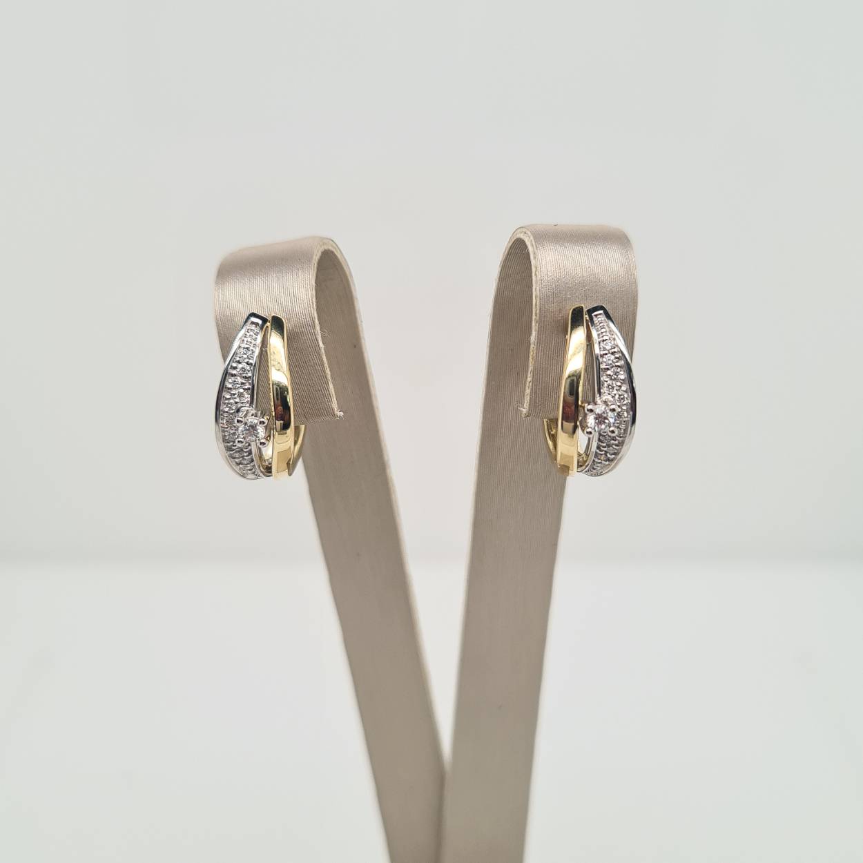 Prachtige 14 karaat gouden oorsieraden met diamant, H/SI 0.13crt