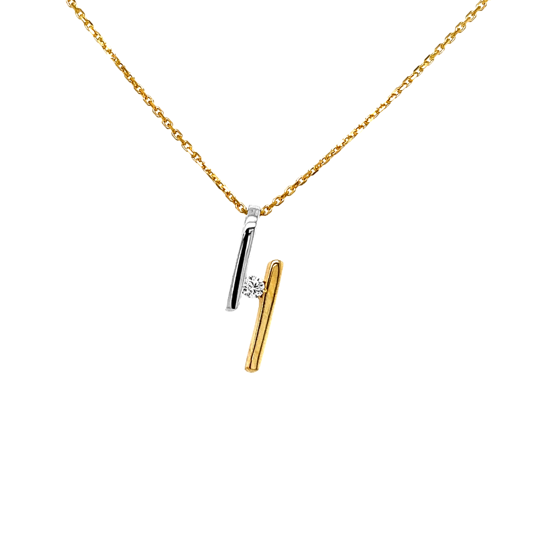 Deze bicolor gouden hanger is volledig glad gepolijst. De briljant geslepen zirkonia steen schittert mooi wit van kleur. Deze hanger is leuk om te dragen met een geel goud kettinkje of met een witgoud kettinkje.

Note: het kettinkje hoort niet bij de hanger, deze is enkel gebruikt voor de foto.