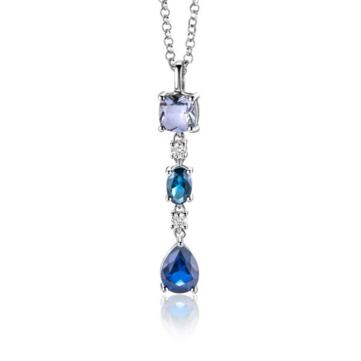 ZINZI zilveren hanger met een prachtige combinatie van blauwe kleurstenen. In vierkant, ovaal en peervorm, afgewisseld met kleine witte zirconia's. De hanger is 35mm lang en 6mm breed. Combineer met een ketting naar wens. De hanger is exclusief collier geprijsd. Vervaardigd van eerste gehalte zilver (925) en voorzien van een extra rodiumlaag voor een langdurige glans.