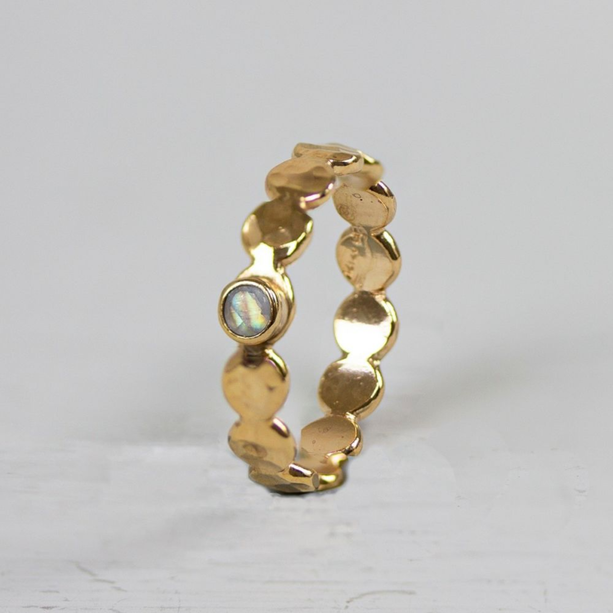 Ring gemaakt van goldfilled met bovenop een kleine maansteen. Draag de ring in combinatie met een andere ring van Jéh Jewels of prachtig los!
