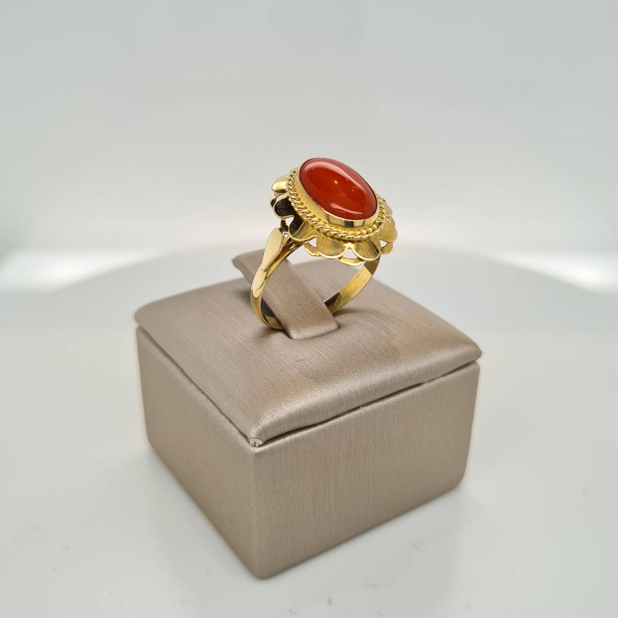 Ring 14 karaat goud gezet met echte bloedkoralen. De ring is in maat 17,5.