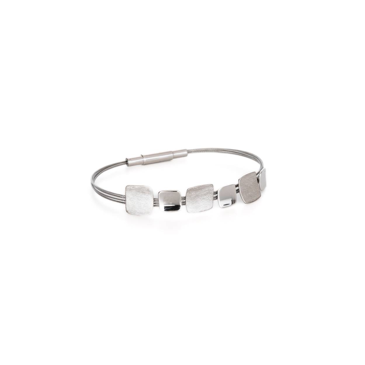 De subtiele en eigentijdse uitstraling van de armband maakt het een veelzijdig accessoire dat zowel bij casual als formele outfits gedragen kan worden. Het beste draag je deze armband als een statement op zichzelf of combineer je het met andere zilveren sieraden voor een trendy gelaagde look. Dankzij het fantasierijke ontwerp kun je het zowel overdag als ’s avonds dragen, afhankelijk van de gelegenheid. Het zilveren materiaal zorgt voor een elegante glans die je outfit compleet maakt en je persoonlijke stijl onderstreept. Deze armband is perfect voor zichzelfverzekerde individuen die houden van unieke en fantasievolle ontwerpen.