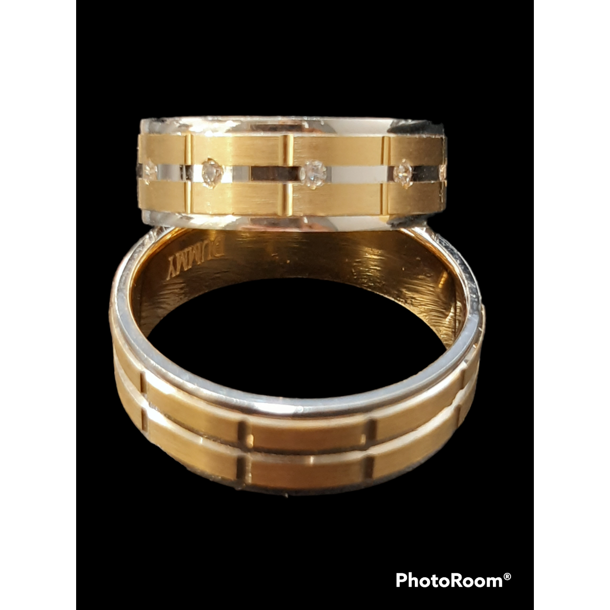 Productnummer BREA-0002517 van de onbekende gouden trouwringen 14kt biedt een elegante en tijdloze uitstraling. Deze ringen zijn vervaardigd van hoogwaardig 14-karaats goud, wat duurzaamheid en glans garandeert. Het beste draagadvies: draag ze comfortabel naast elkaar aan je ringvinger als symbool van eeuwige liefde en verbintenis. Perfect voor elke bruiloft en dagelijks gebruik.
