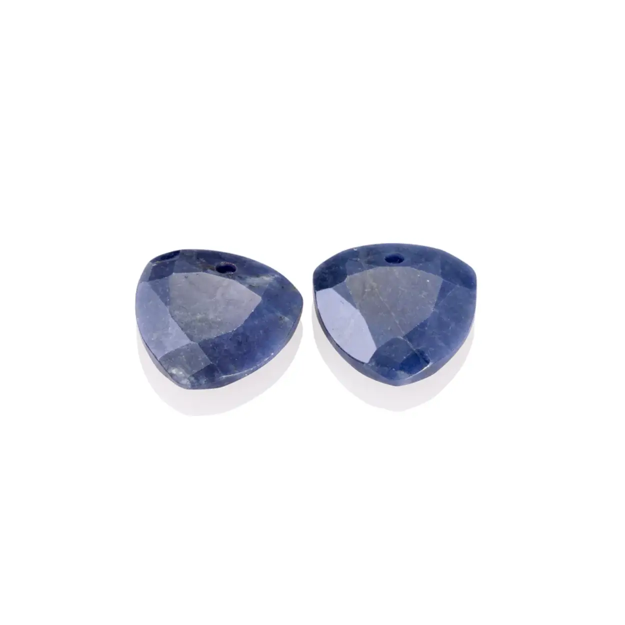 De Trillion Cut oorbellen met Sodalite edelsteen vormen de perfecte basis voor jouw dagelijkse sieraden look. Subtiel, klassiek en met een tijdloos design; de Trillion Cut oorbellen zijn prachtig gefacetteerd en met de hand vervaardigd.