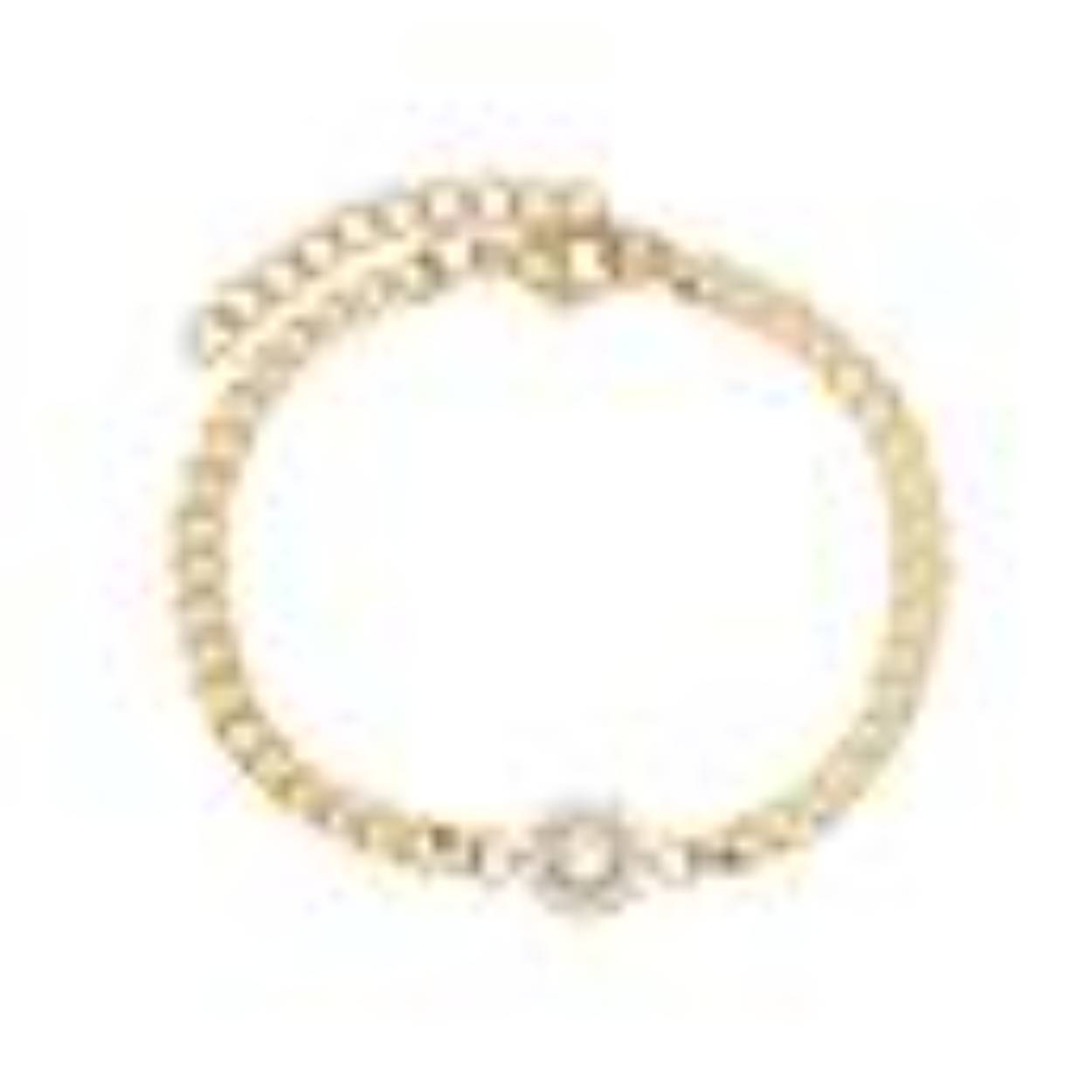 De iXXXi armband Small Lucia is gemaakt van stainless steel en is voorzien van een goudkleurige plating. De bracelet bestaat uit een fijne, platte schakel en is voorzien van een opvallende kristalkleurige zirconia in de vorm van een bloem waarmee jij direct de show steelt. De goudkleurige iXXXi armband Small Lucia heeft een lengte van 16 - 19 centimeter. Mix en match met meerdere goudkleurige iXXXi armbanden uit onze collectie en maak zo jouw 'armparty' compleet.