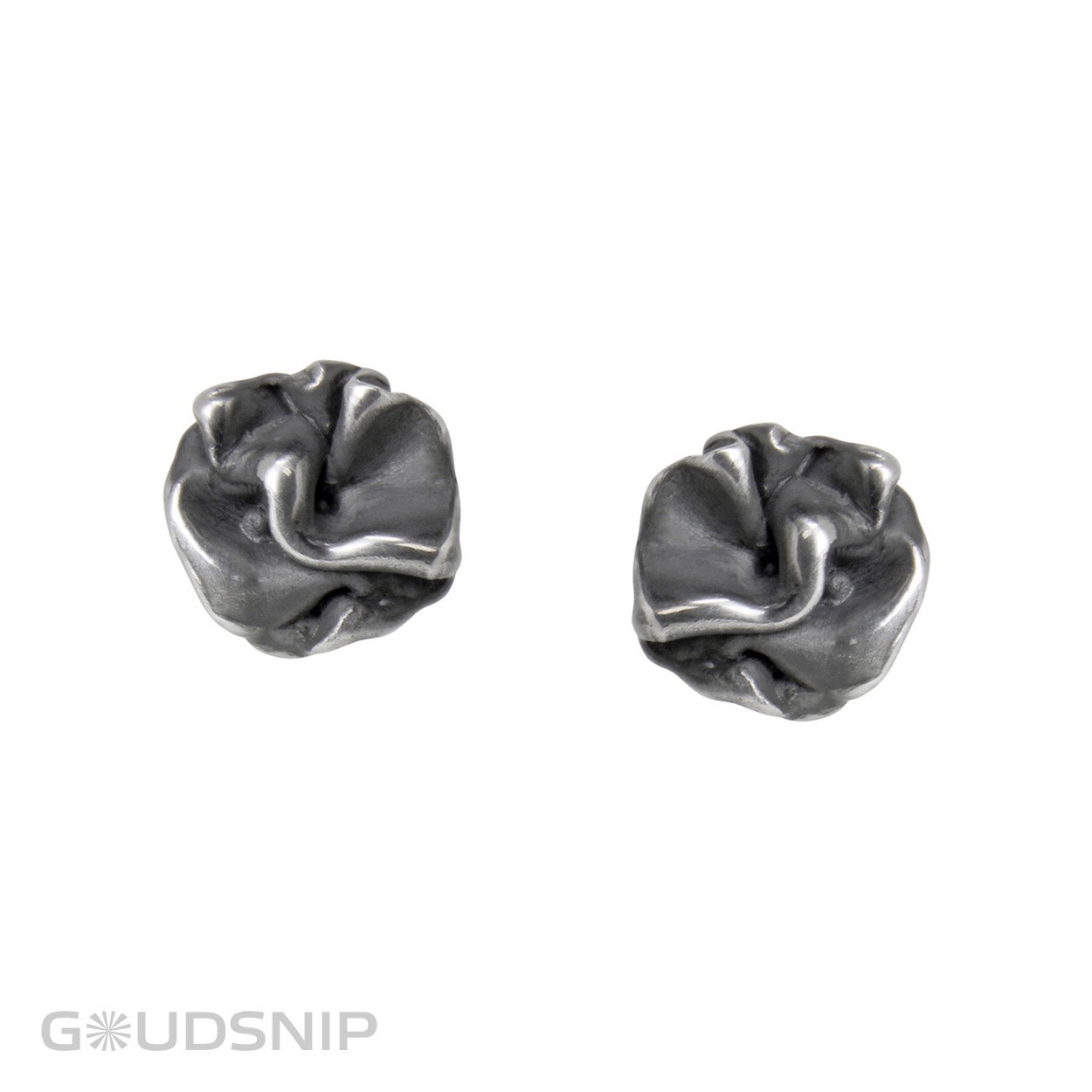 Handmade geoxideerd zilveren oorstekers. Deze oorsieraden zijn ontworpen en vervaardigd in ons atelier. 