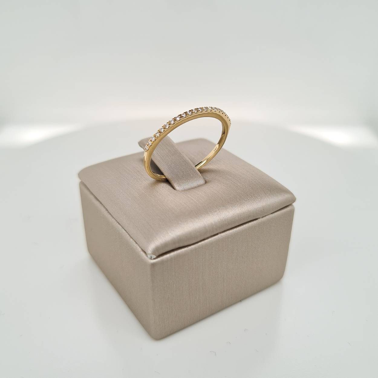 Prachtige 14krt geelgouden ring met diamant, 0,10crt H Si. De maat van de ring is 54 (17 1/4). Heeft u een andere maat, neem dan gerust contact met ons op.