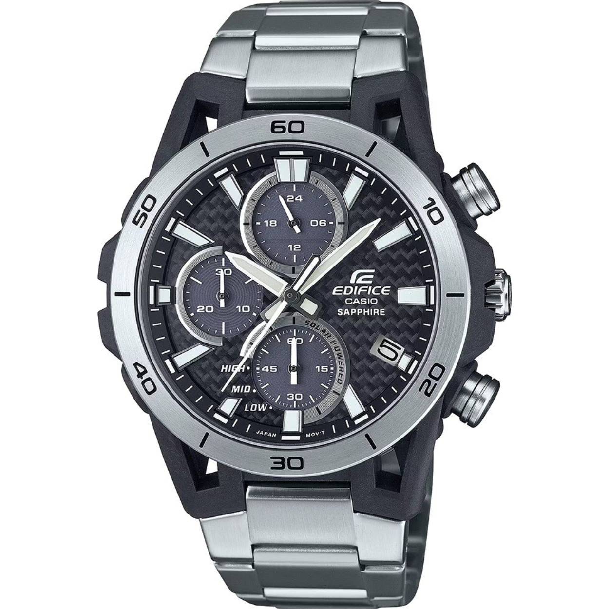 Verfijn je persoonlijke stijl en chique look met een chronograaf op zonne-energie in een met koolstofvezel versterkte kast met een draagarmontwerp, die verder nog voorzien is van een koolstofvezel wijzerplaat en saffierglas.

In de motorsport draait alles om prestaties en ook hier zijn de zonnepanelen met veel gevoel voor detail ontworpen om zo veel mogelijk licht op te vangen door de kleine openingen in de inzetwijzerplaten. Er wordt voldoende energie opgewerkt om dit horloge bij normaal gebruik ongeveer vijf maanden lang te laten functioneren wanneer het volledig is opgeladen.

De kast van met koolstofvezel versterkte hars is licht, maar sterk, en het ontwerp van de aansluitingen is geïnspireerd op de vierarmige dubbele gevorkte ophanging van formulewagens. Door de kleinere diameter van de kast zit het gemakkelijk en comfortabel om de pols.

Dit horloge belichaamt de snelheid en intelligentie van de EDIFICE-serie, wat terugkomt in de geraffineerde combinatie van materialen, ontwerp en functionaliteit.