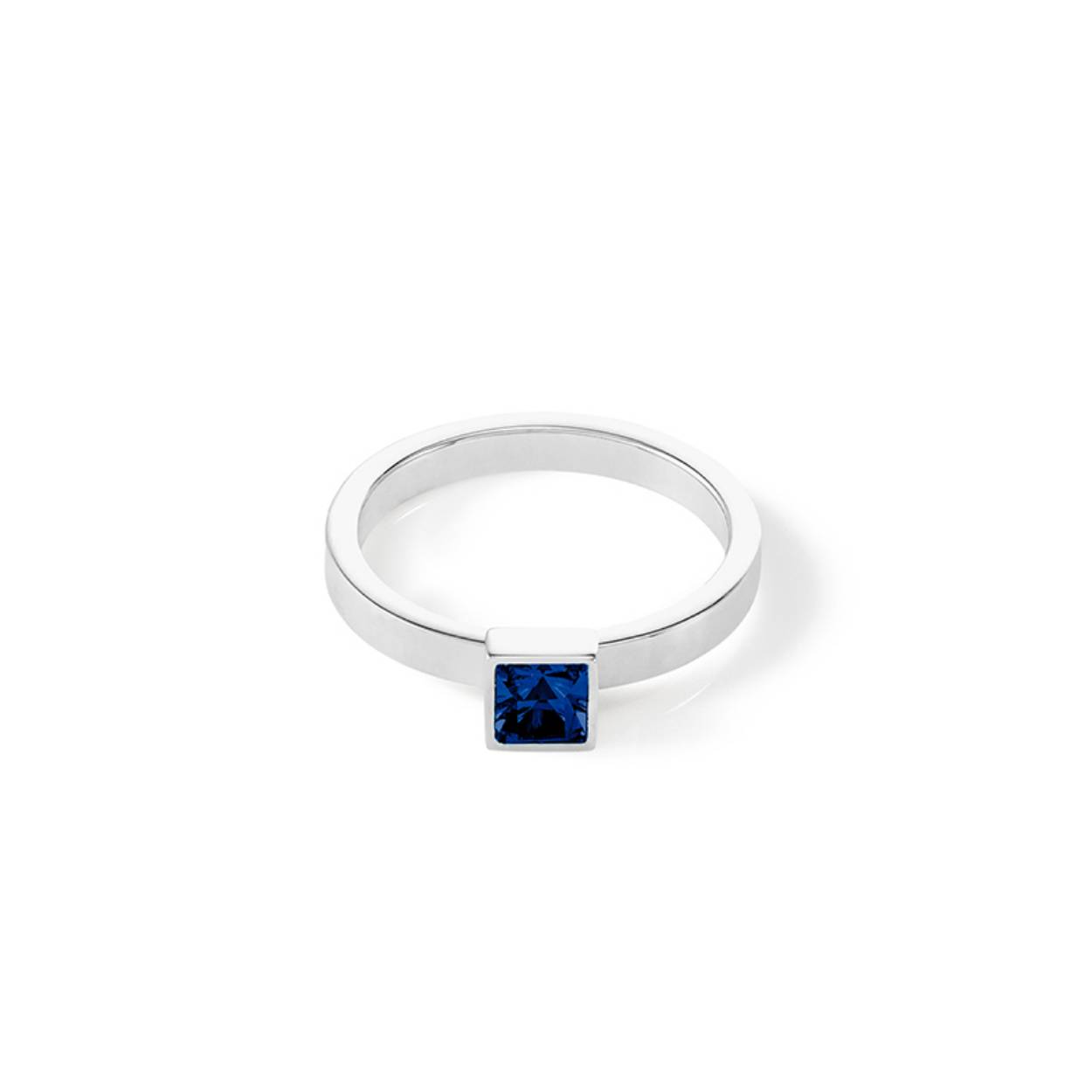 The stunning Brilliant Square ring with a delicate gem in montana-blue and silver adds sparkle, whatever the occasion. Complete the look with other rings from the same range or the matching Brilliant Square earrings.