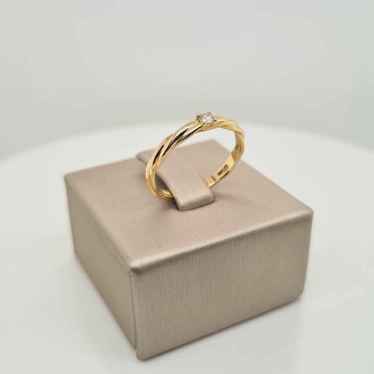 14k Geelgouden ring uitgevoerd met diamant. De ring heeft een breedte van 2.5mm.