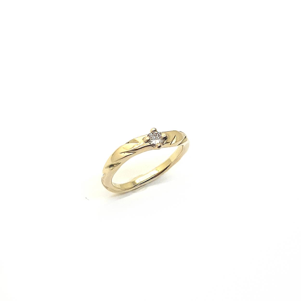 Een romantische ring die het hart sneller laat kloppen door de prachtig sprankelende diamant. Door de organische vorm draagt de ring heel fijn en heeft ze een zachte uitstraling. Deze beauty tovert een glimlach op je gezicht, elke keer als je er naar kijkt.
