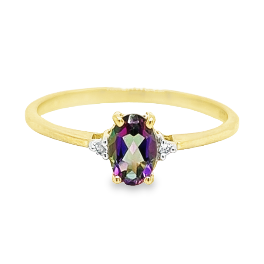 Deze 14-karaats geel gouden ring is ontzettend leuk. De kleurrijke steen is een echte Mystic green Topaas welke is gezet tussen vier gouden zetpoten. Naast de kleursteen zijn twee diamantjes gezet. Deze ring heeft een schitterende en kleurrijke uitstraling.