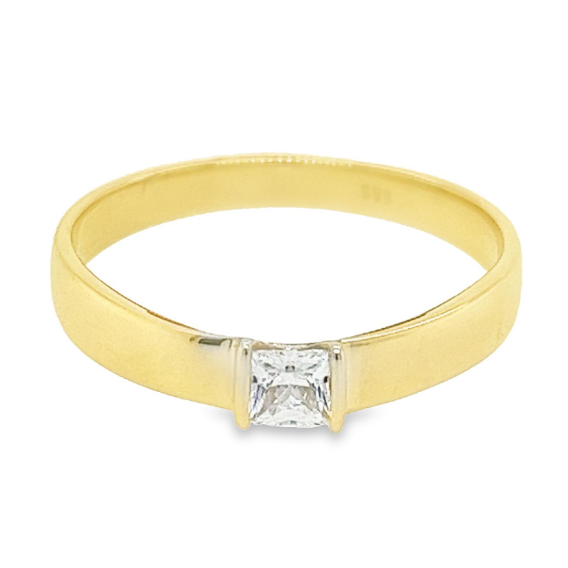 Deze geel gouden ring is erg mooi strak afgewerkt. De zirkonia steen is prinses geslepen en gezet tussen twee rechte zetpoten. De ring heeft een rustige uitstraling, maar is ontzettend uniek.