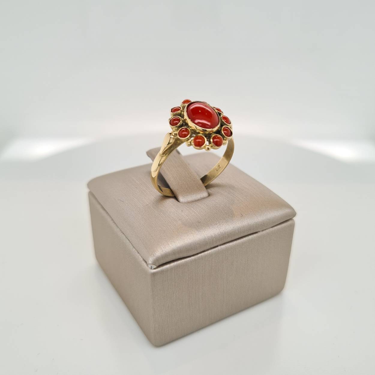 Ring 14 karaat goud gezet met echte bloedkoralen. De ring is in maat 18.