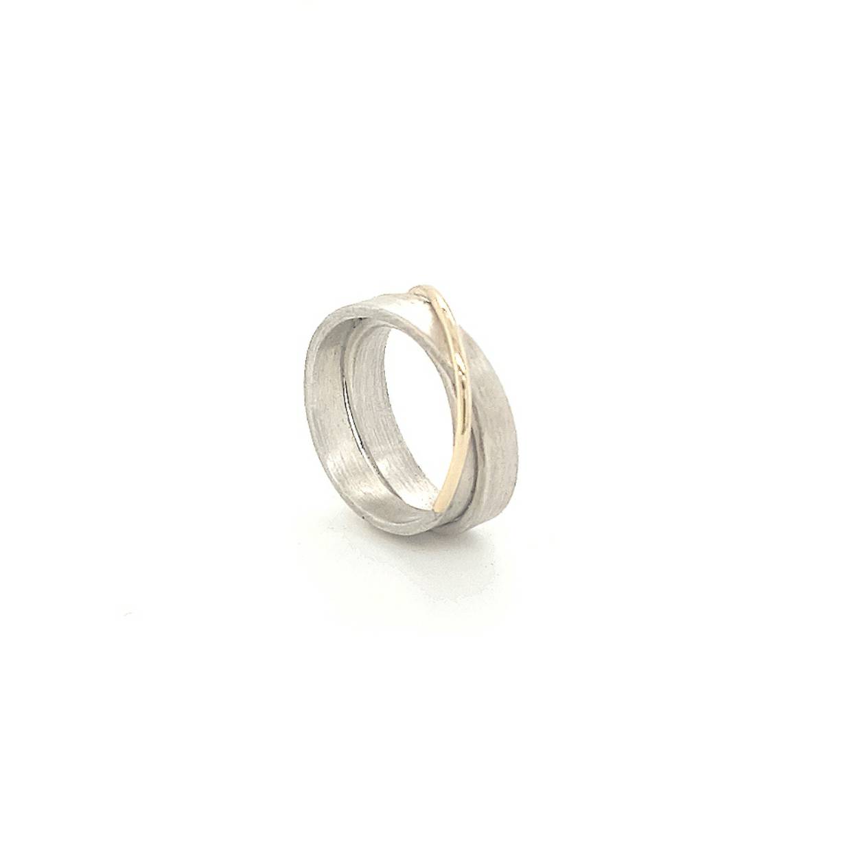 Deze sprekende ring van mat zilver en goud zal je prachtig staan. Het glanzende goud komt nog meer tot zijn recht door het contrast met het matte zilver en de ring is daardoor goed te dragen bij zowel gouden als zilveren sieraden. Samen met de hanger, armband en oorbellen uit deze collectie maak je een mooie set waarmee je zult stralen.

Sierlijke verfijnde draden laten deze ontwerpen voor zichzelf spreken. Met een letterlijke twist zijn deze sieraden goed draagbaar en makkelijk te combineren. Een energieke wikkel van sierlijkheid die jou laat stralen. Elk sieraad wordt met de hand gemaakt in ons eigen atelier en ontstaat spontaan op gevoel. Jouw Twist is dus altijd uniek.

Maak een afspraak en kom deze ring passen! Of bestel haar gelijk, dan sturen we deze mooi verpakt naar je toe.