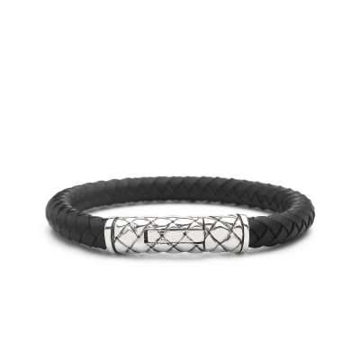 Mooie zwart gevlochten leren armband met een zilveren structuur slot. de sluiting is in het slot weggewerkt. De armband is rond gevlochten.
