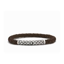Deze leren armband van Silk heeft een zilveren suiting. Het slot is mooi weggewerkt in het zilver. De armband is rond en door de smalle uitvoering erg mooi om met meerdere armbanden te dragen.