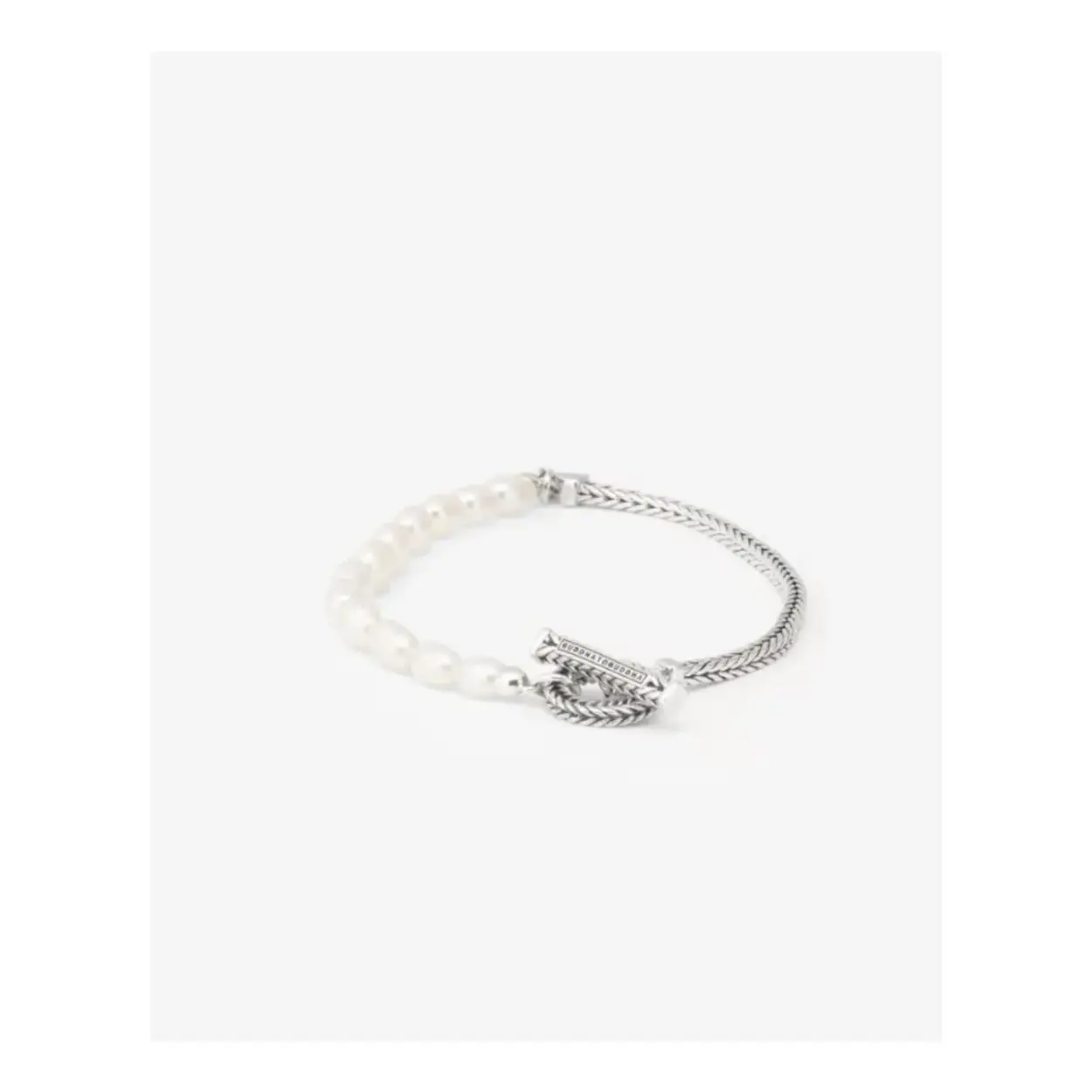 De Barbara Parel armband biedt een unieke mix van witte gekweekte ovale zoetwaterparels, gecombineerd met de kenmerkende Barbara schakel en afgewerkt met een getextureerde toggle sluiting. Dit tijdloze design is geschikt voor iedereen en kan moeiteloos worden gecombineerd met andere items uit de Buddha to Buddha collectie. Met wie verbind jij je door het dragen van deze armband? Laat jouw persoonlijke verhaal zich vervlechten met dit unieke sieraad.