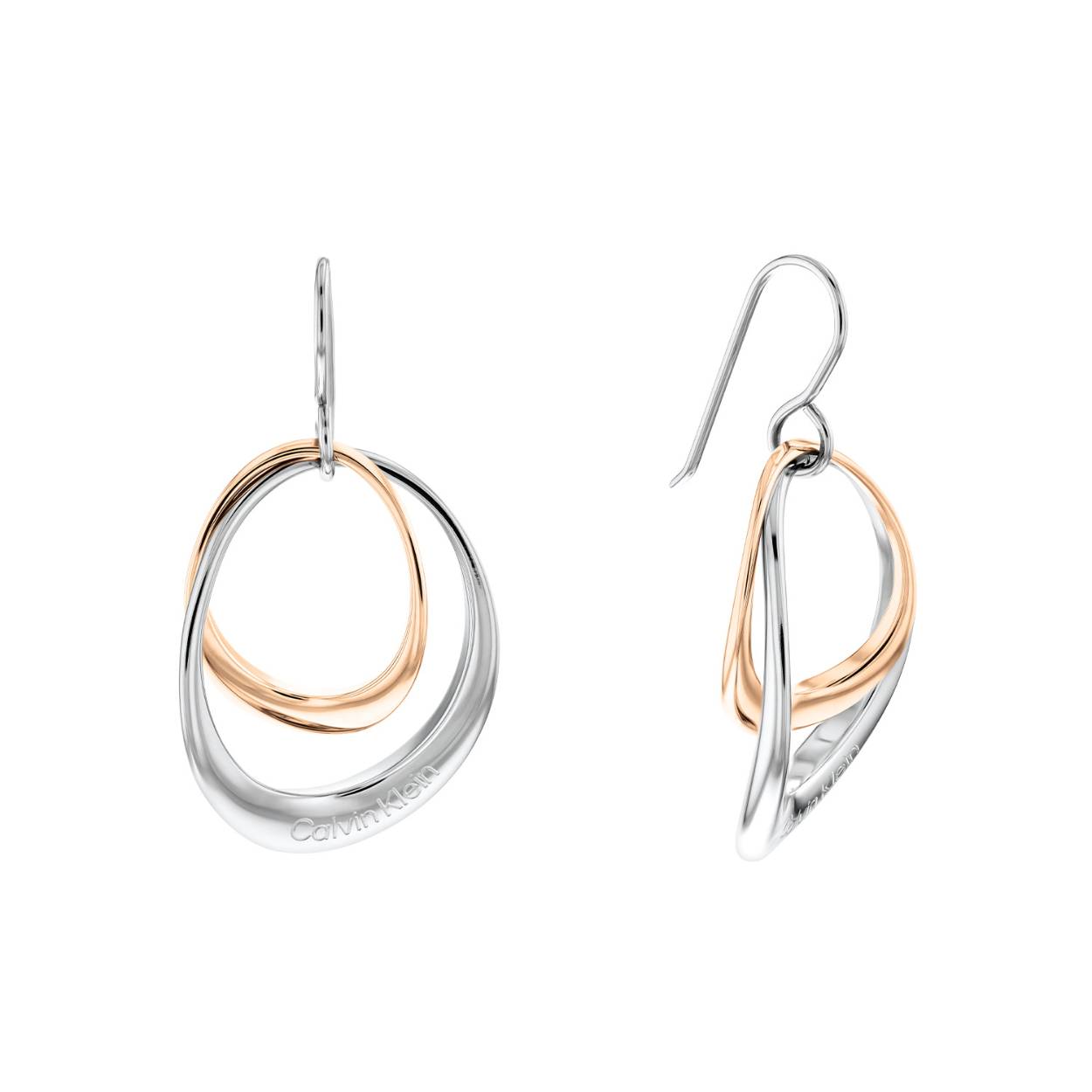 Calvin Klein CJ35000003 Dames Oorhangers Staal Fantasie
Deze stalen dames oorhangers van Calvin Klein met nr CJ35000003 hebben een verfijnde en speelse uitstraling. De bi-color oorbellen in zilver en rose zitten met een hanghaak in het oor en hebben een opengewerkte fantasie hanger in de vorm van een druppel die speels heen en weer beweegt. Zeker leuk te combineren met andere sieraden van Calvin Klein. 

OVER CALVIN KLEIN
Calvin Klein is een wereldwijd lifestylemerk dat gewaagde, vooruitstrevende idealen en een verleidelijke, vaak minimalistische, esthetiek nastreeft. Calvin Klein werd groot in de jaren 70 door haar mode- en merkjeans collecties. In de jaren 80 lanceerde Calvin Klein haar spraakmakende ondergoed dat uitdrukkelijk van logo �s voorzien was. Vanwege het grote succes is het merk ook succesvol uitgerold in Accessoires, Parfums, Home, Brillen, Golf, Horloges en Sieraden.
Sinds de oprichting in 1968 door Calvin Klein, heeft het merk haar reputatie opgebouwd als leider in de Amerikaanse mode, dankzij een cleane esthetiek en innovatieve ontwerpen. Calvin Klein wil haar publiek verleiden en inspireren door middel van provocerende beelden en opvallende ontwerpen die prikkelen. 

SPECIFICATIES:
- Stalen dames oorbellen
- Oorhanger
- Zilver, en rosekleurig
- Druppelvorm


