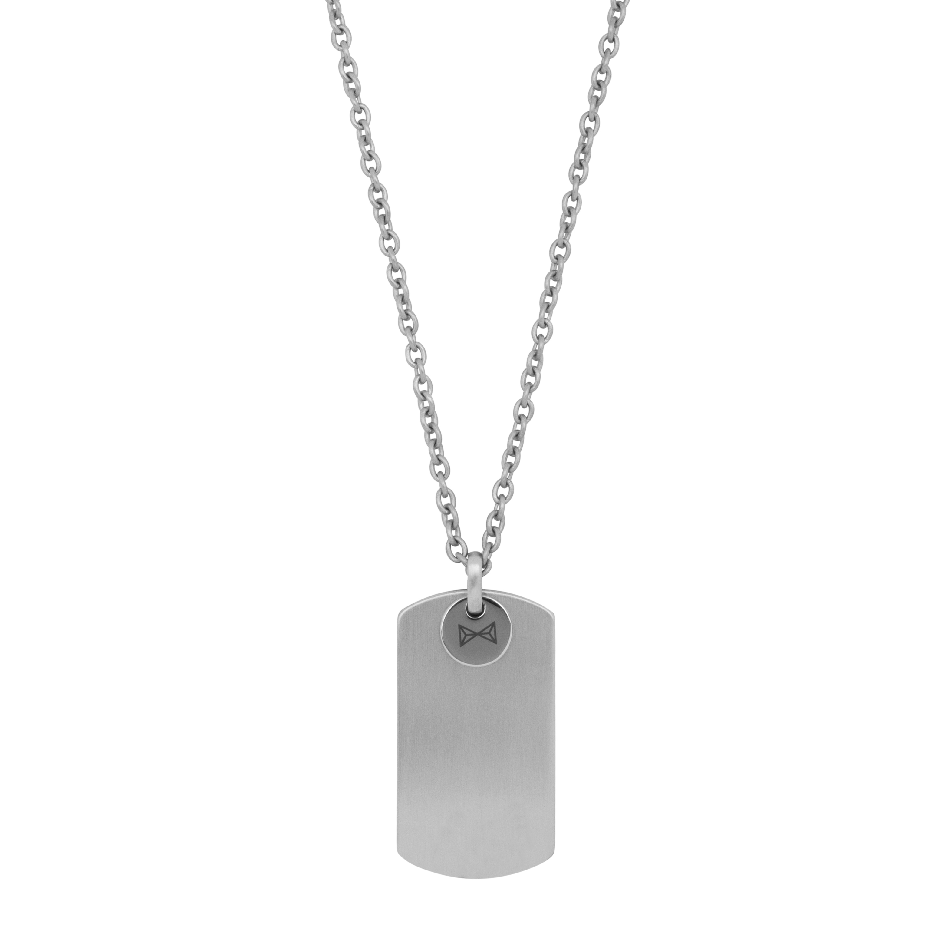 Deze klassieke en tijdloze ketting bestaat uit een enkele dogtag hanger. Aan de voorkant zit een kleine stalen cirkel terwijl het logo van Aze subtiel is afgewerkt. Hij is gemaakt van 316L staal.
De collier heeft een lengte van 70cm met een verlengstuk van 10cm. 