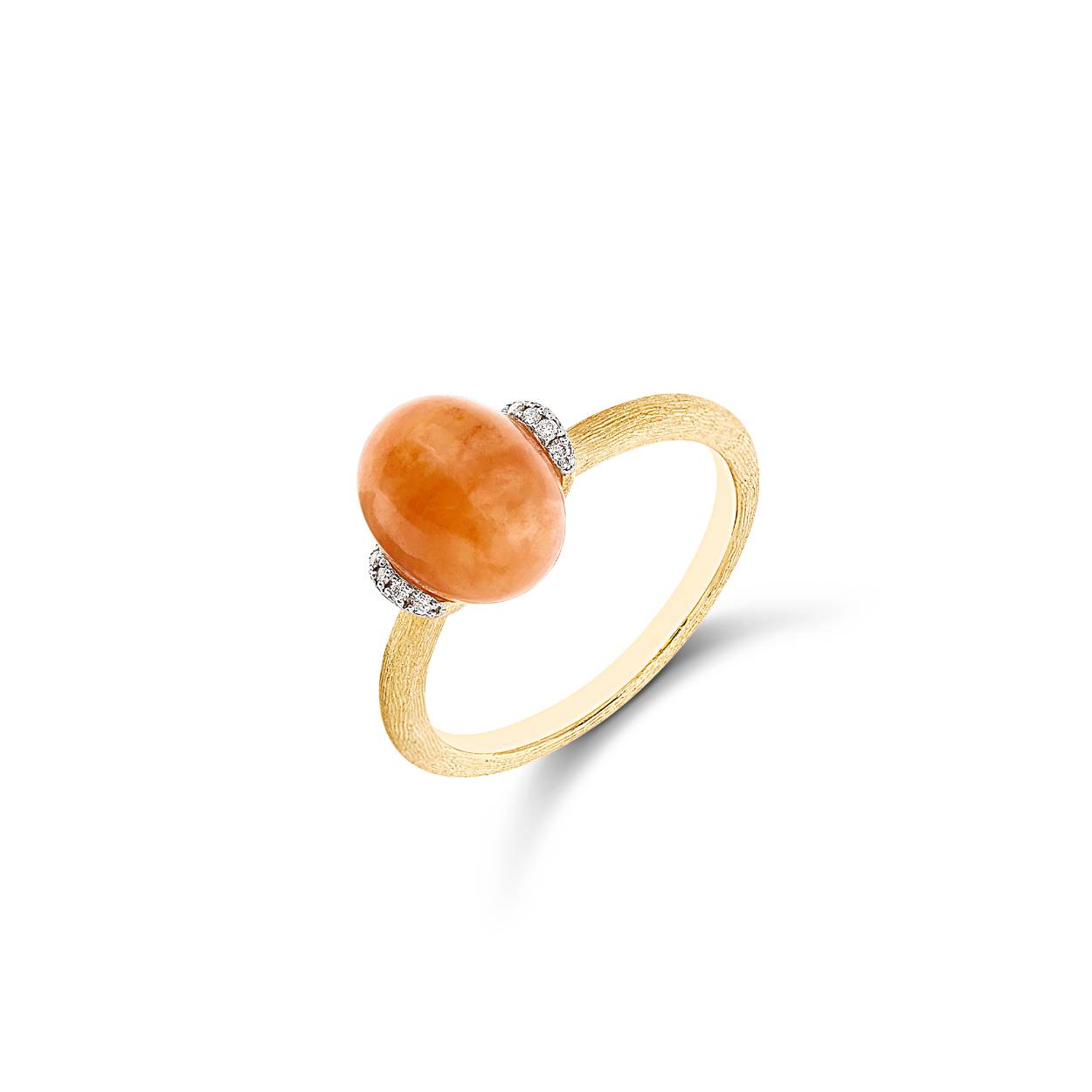 De fascinerende oranje aventurijn combineert 18-karaats goud en diamanten in deze ring uit de Terre Lontane-collectie, geïnspireerd op Petra, de magnifieke archeologische vindplaats in de zuidwestelijke woestijn van Jordanië. Een juweel met een tijdloze charme, ontworpen als een waardevolle talisman om altijd bij je te dragen.
