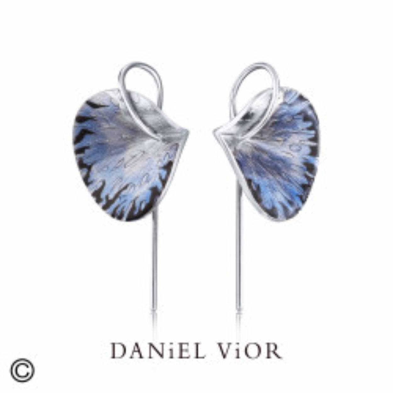 oorhangers PESSIC van Daniel Vior ,gemaakt van gerhodineerd zilver met blauw emaille