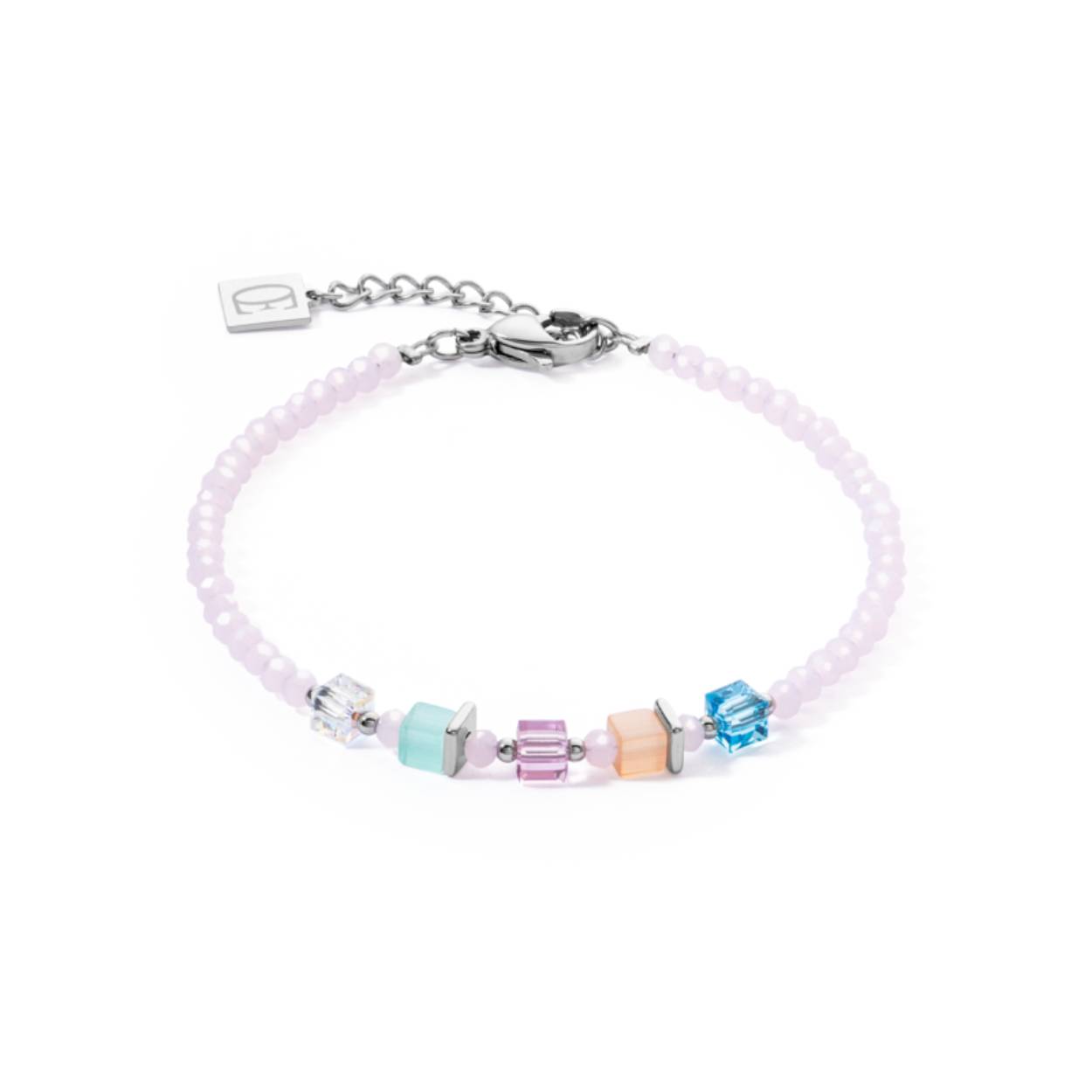 Deze schitterende armband 4357/30-1519 is onderdeel van het merk Coeur de Lion.

De lengte van 18 cm t/m 21 cm (verstelbaar - alle maten) maakt deze armband voor veel dames tot de perfecte maat. Maar ook door zijn mooie look is deze armband voor veel dames natuurlijk een prachtig sieraad. De mooie breedte van 4 mm past daarnaast goed bij de lengte, waardoor er echt één geheel ontstaat.

De kers op de taart bestaat vervolgens uit een mooi glanzend oppervlak. De armband wordt gesloten door middel van een stevige karabijnsluiting, waardoor regelmatig dragen geen probleem is.

Ingezet met prachtige kristal, glas en synthetische steen is deze armband echt een sieraad om elke dag weer van te genieten. De kleur van de kristal, glas en synthetische steen is roze, blauw, groen, oranje, paars en transparant, mooi bij veel verschillende kleuren kledingstukken.