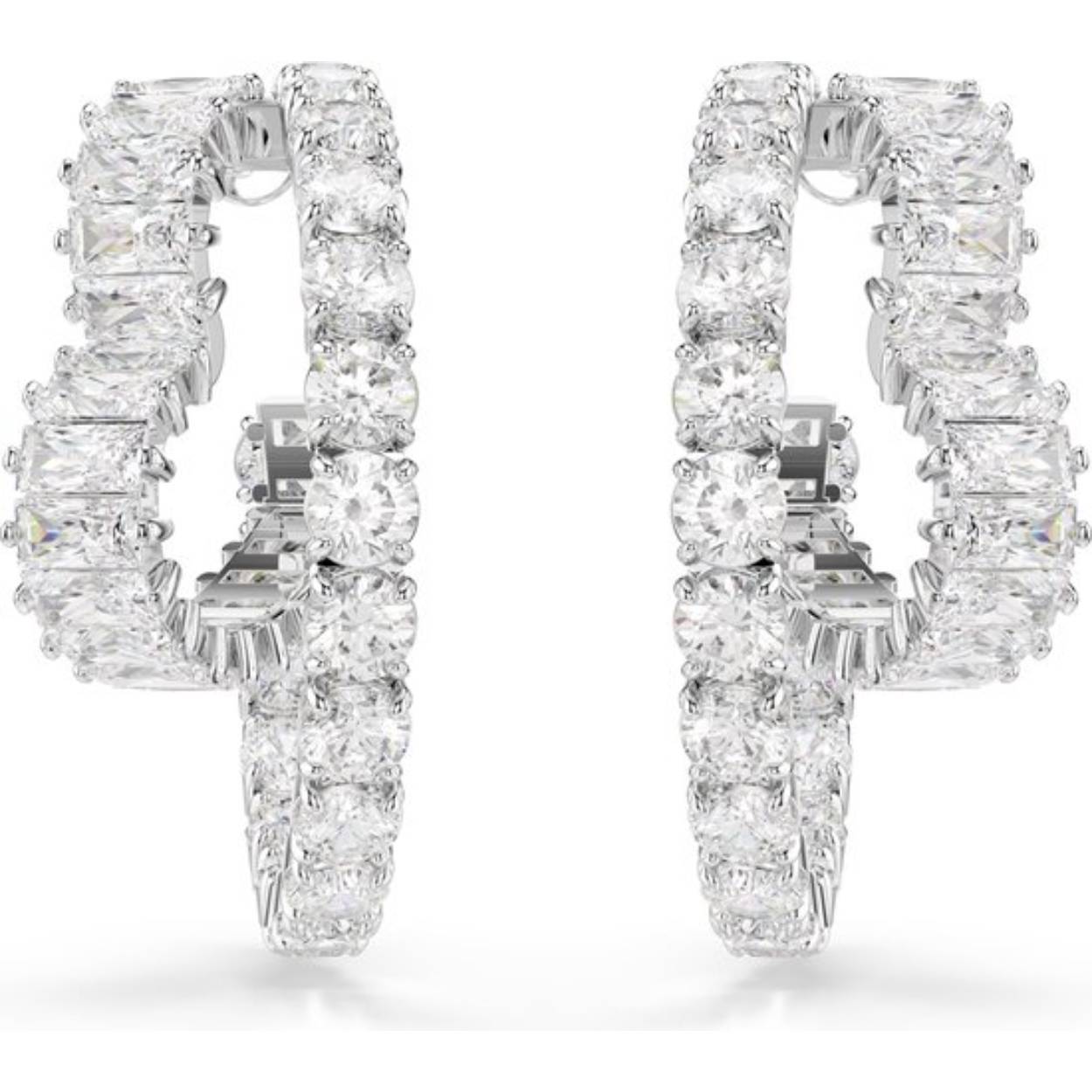 Deze stralende Matrix-oorbellen met het symbool van de liefde zijn romantisch en elegant. De opengewerkte hartvorm in het midden van elke ring met rhodium toplaag is volledig bezet met heldere Swarovski Zirkonia in Baguette-slijpvorm. Een prachtige keuze voor als u zich wilt uiten en uw stijl wilt laten stralen.