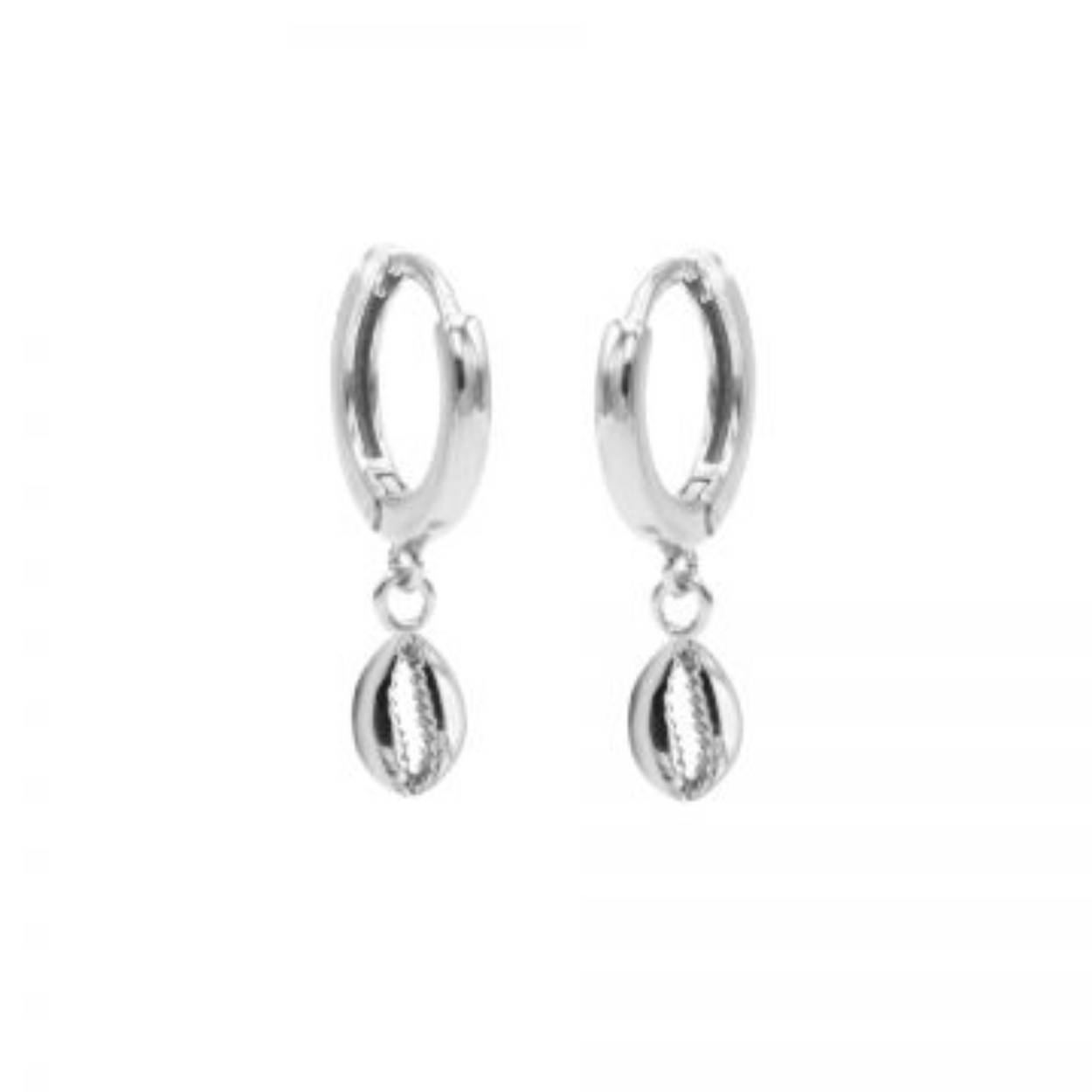 Karma hinged symbols hoops. Mooie creool met clip sluiting en de hanger hangt onder de oorbel in een klein ringetje. De oorbellen zijn verkrijgbaar in 3 verschillende kleuren, Rose, Goud en Zilver. De lengte van de totale oorbel is 26mm. Karma sieraden worden gemaakt van de beste materialen. Zo is dit sieraad gemaakt van sterling zilver. Karma oorbellen staan heel leuk in jouw earparty en kunnen bij elke gelegenheid worden gedragen