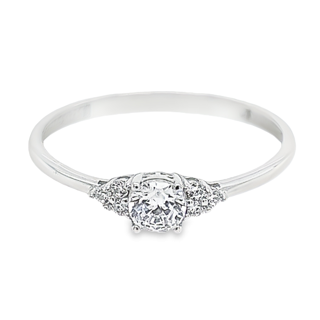 Deze witgouden ring is ontzettend leuk! De ring is erg fijn afgewerkt en de in totaal zeven briljant geslepen zirkonia stenen zijn gezet op een bijzondere manier, wat de ring een klassieke uitstraling geeft.