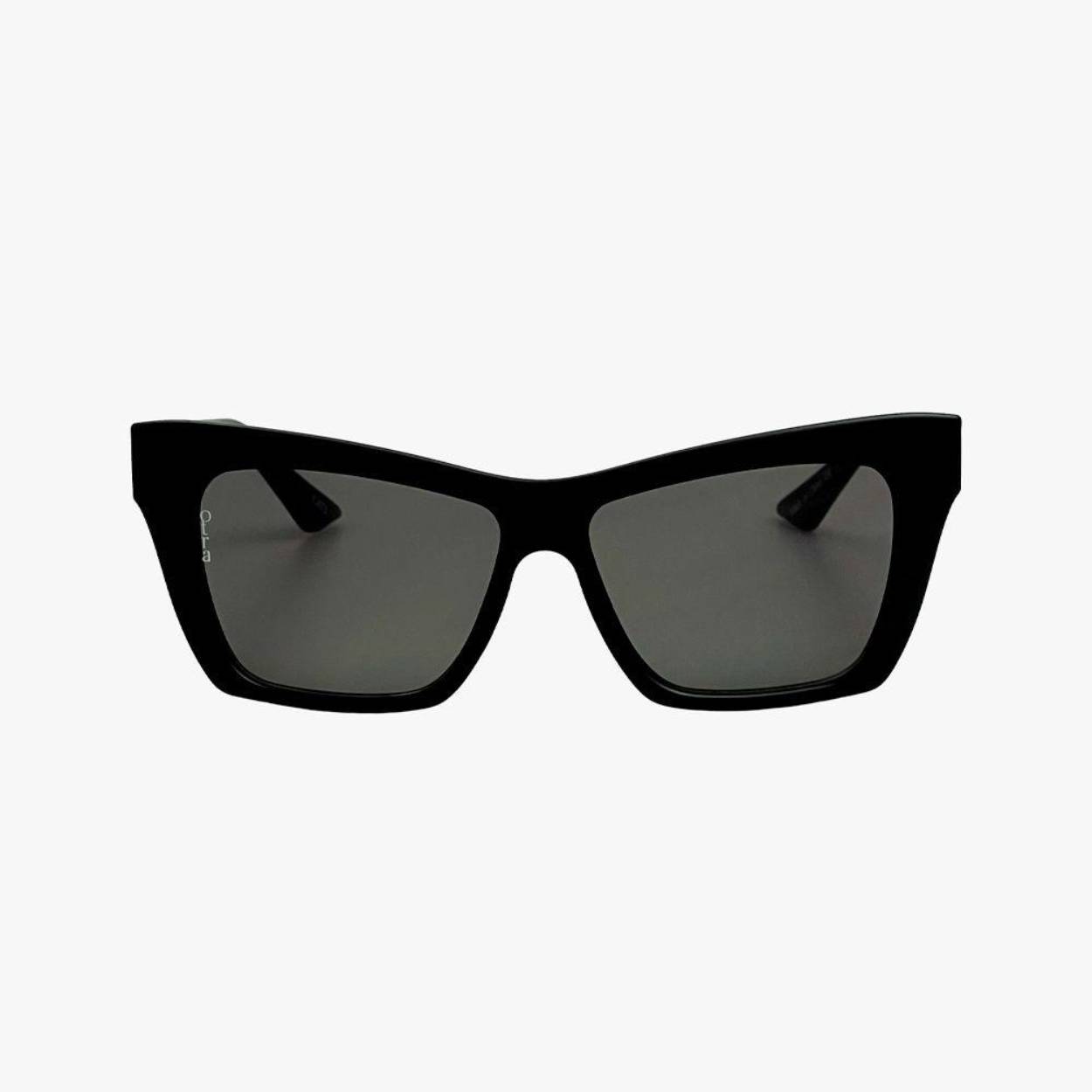 Trendy zonnebril, met 100% UV-bescherming. Wordt geleverd met een zacht crèmekleurig Vegan hoesje.