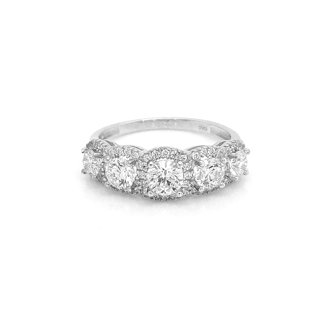 Deze witgouden ring is werkelijk schitterend. De Swarovski zirkonia's zijn briljant gespelen en vrij groot van formaat. Om iedere grote Swarovski zirkonia heen zijn kleine Swarvoski zirkonia's gezet. Deze ring is een echte eyecatcher en perfect voor iemand die houdt van schitterende sieraden.