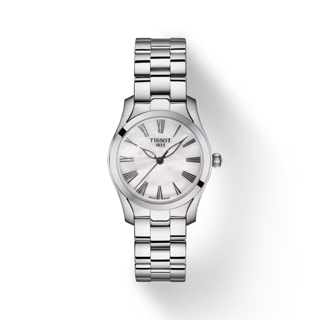 De Tissot T-Wave T1122101111300 combineert elegantie en functionaliteit. Met een Zwitsers quartz uurwerk, een ronde roestvrijstalen kast van 30 mm en saffierglas straalt deze horloge verfijning uit. Het parelmoer wijzerplaat met Romeinse cijfers geeft een klassieke uitstraling. Hij is spatwaterdicht en nikkelvrij, perfect voor dagelijks gebruik. Combineer dit analoge polshorloge met zowel formele als casual outfits.